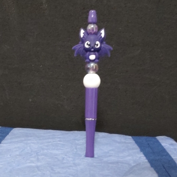 HOMEMADE  HALLOWEEN BAT FOCAL BEADED PEN COLOR WHITE AND PURPLE - Picture 1 of 5